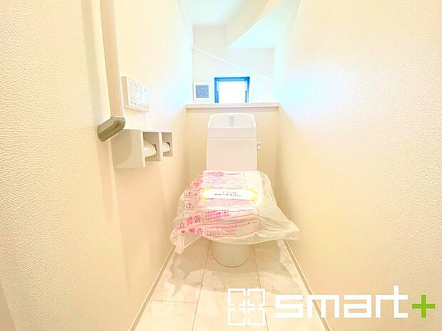~小窓付きの明るいトイレ~ ・使用後や掃除の際には新鮮な空気を取り込み換気ができます。 ・背面のスペースにちょっとした棚を設置すれば、トイレットペーパーのストックなども置けますね。