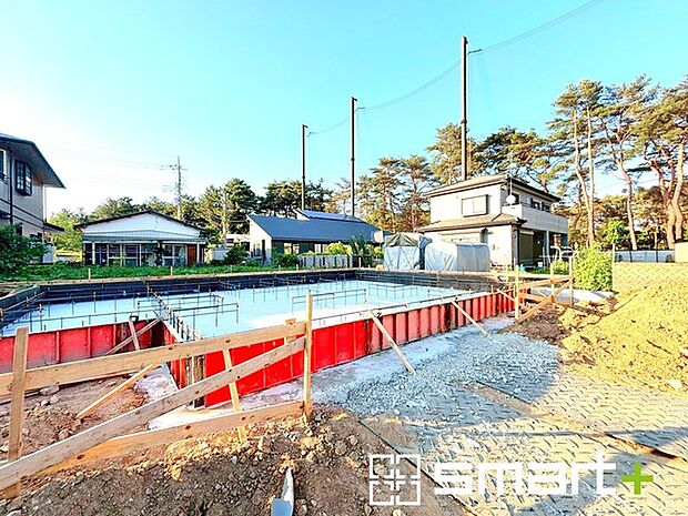 ~ベタ基礎でしっかりとした土台~ ・コンクリートの中に鉄筋を配し強度を高めた「ベタ基礎」を採用。 ・しっかりとした土台を造ったうえで、その上に建物が築造されていきます。
