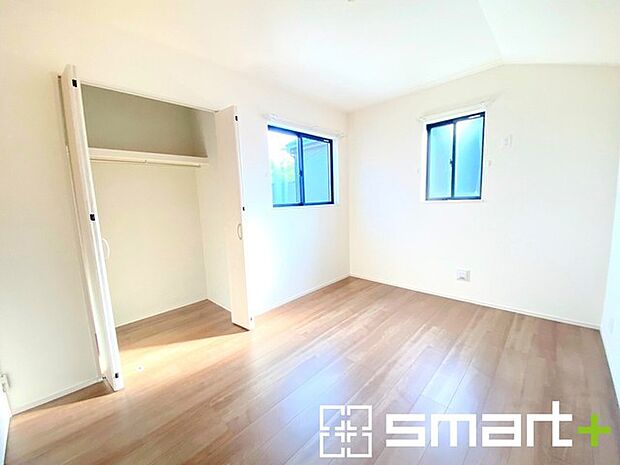 ~2面採光の明るいお部屋~ ・洋室は2面採光とする事で穏やかな陽の入る明るい空間となっております。 ・くつろぎのプライベート時間を明るい空間で穏やかにお過ごしいただけます。