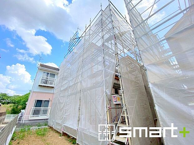 ~ベタ基礎でしっかりとした土台~ ・コンクリートの中に鉄筋を配し強度を高めた「ベタ基礎」を採用。 ・しっかりとした土台を造ったうえで、その上に建物が築造されていきます。