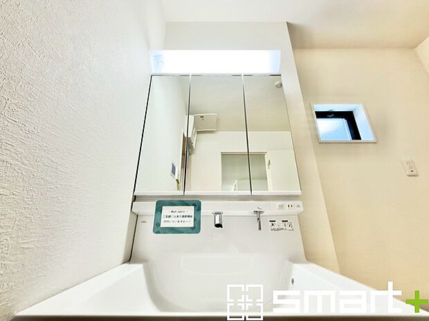 ～シャワー付き洗面台を採用～ ・洗面台の蛇口がホースで伸びシャワーとしてご利用可能。 ・朝の寝ぐせ直しなどにシャワーを使いたい時、洗面台の掃除をする際にも便利にお使いいただけますよ。 