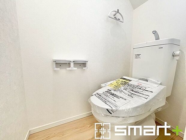 ～ウォシュレット付トイレ～ ・小窓から光が差し込む明るいトイレ。使用後や掃除の際には換気もしやすく快適ですね。 ・清潔感あるウォシュレット付です。