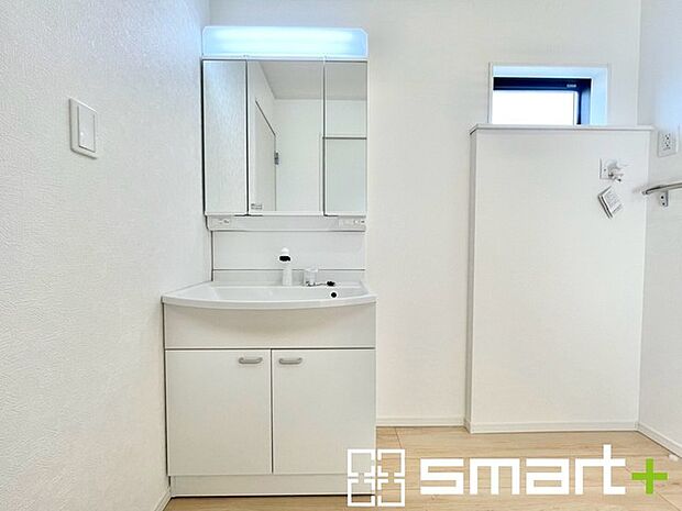 ～シャワー付き洗面台を採用～ ・洗面台の蛇口がホースで伸びシャワーとしてご利用可能。 ・朝の寝ぐせ直しなどにシャワーを使いたい時、洗面台の掃除をする際にも便利にお使いいただけます。 