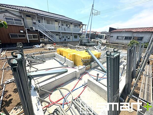 ～ベタ基礎でしっかりとした土台～ ・コンクリートの中に鉄筋を配し強度を高めた「ベタ基礎」を採用。 ・しっかりとした土台を造ったうえで、その上に建物が築造されていきます。 