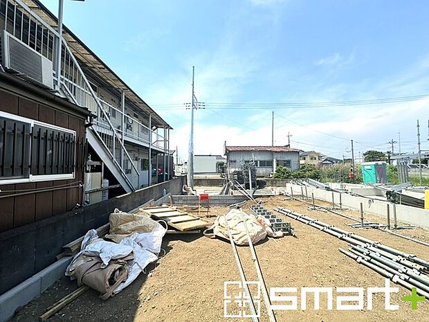 ~閑静な住宅街の立地~ ・周辺は閑静な住宅街となっておりますので、静かな暮らしをご実現いただけます。 ・前面道路の交通量も多くないので、小さなお子様がいるご家庭でもご安心ですね。