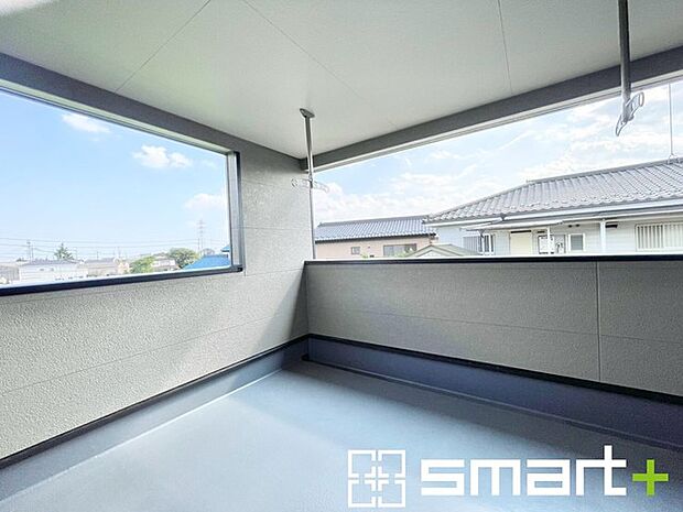～屋根付きのバルコニー～ ・バルコニーは屋根付きなので急な雨でも安心です。 ・奥行きもあるので洗濯物が干しやすいのも嬉しいポイントですね。 