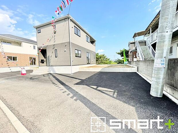 ～ゆとりあるカースペース～ ・セカンドカーや来客時にも困らないカースペース2台分。物置や駐輪スペースなどにも利用できますね。 ・カーポートなどのオプションもお気軽にご相談くださいませ。