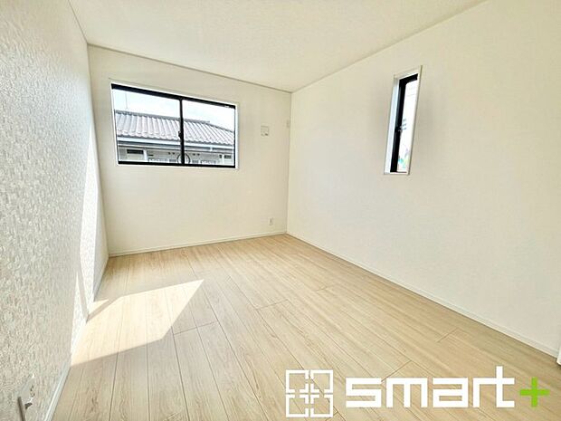 ～2面採光の明るいお部屋～ ・洋室は2面採光とする事で穏やかな陽の入る明るい空間となっております。 ・くつろぎのプライベート時間を明るい空間で穏やかにお過ごしいただけます。 