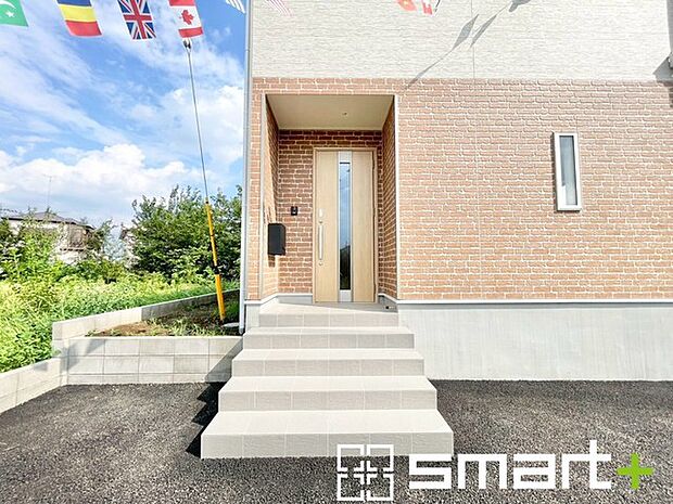 ~お住まいの顔「玄関」~ ・玄関ドアの上にはもちろん軒がございますので、雨の日でも濡れずに鍵の開閉が可能です。 ・鍵は防犯性に優れたディンプルキーを採用。