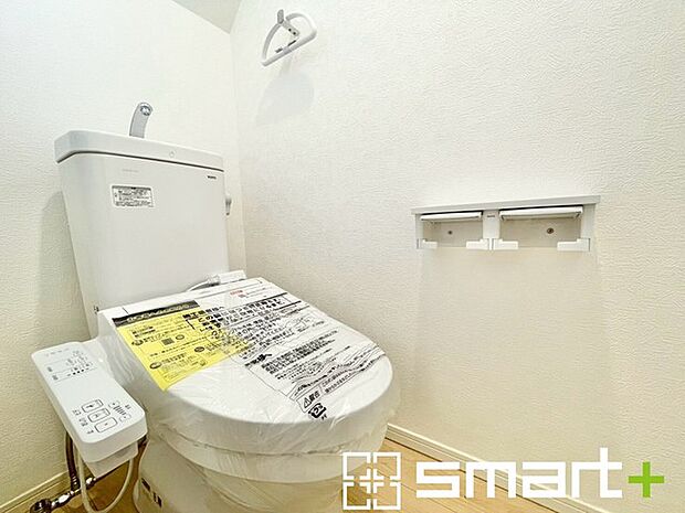 ~ウォシュレット付トイレ~ ・小窓から光が差し込む明るいトイレ。使用後や掃除の際には換気もしやすく快適ですね。 ・清潔感あるウォシュレット付です。