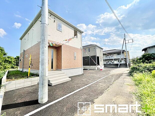 ~閑静な住宅街の立地~ ・周辺は閑静な住宅街となっておりますので、静かな暮らしをご実現いただけます。 ・前面道路の交通量も多くないので、小さなお子様がいるご家庭でもご安心ですね。