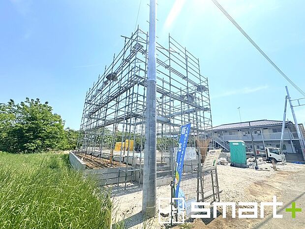 ～ベタ基礎でしっかりとした土台～ ・コンクリートの中に鉄筋を配し強度を高めた「ベタ基礎」を採用。 ・しっかりとした土台を造ったうえで、その上に建物が築造されていきます。 
