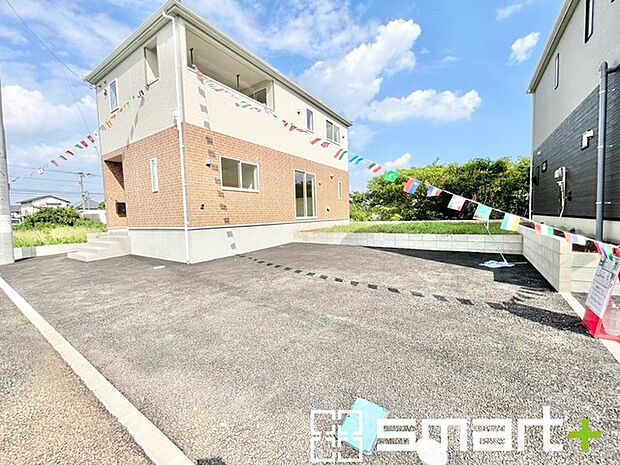 ~ゆとりあるカースペース~ ・セカンドカーや来客時にも困らないカースペース2台分。物置や駐輪スペースなどにも利用できますね。 ・カーポートなどのオプションもお気軽にご相談くださいませ。