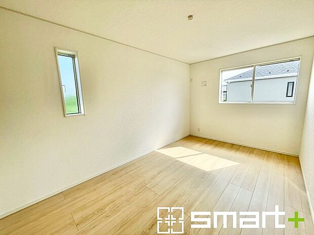 ~2面採光の明るいお部屋~ ・洋室は2面採光とする事で穏やかな陽の入る明るい空間となっております。 ・くつろぎのプライベート時間を明るい空間で穏やかにお過ごしいただけます。