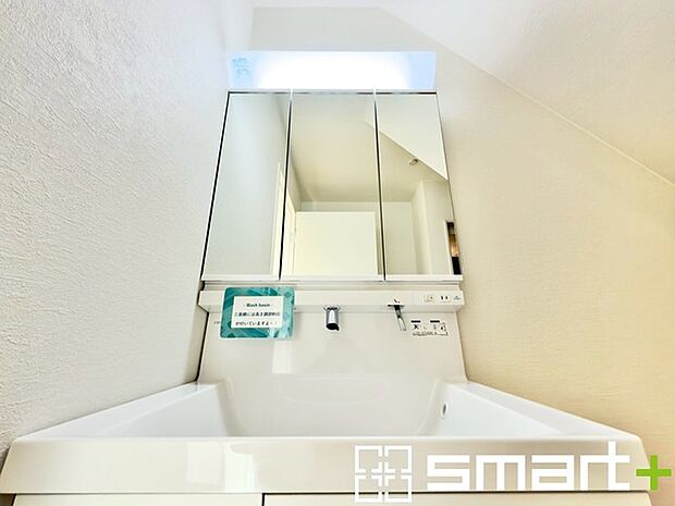 ~シャワー付き洗面台を採用~ ・洗面台の蛇口がホースで伸びシャワーとしてご利用可能。 ・朝の寝ぐせ直しなどにシャワーを使いたい時、洗面台の掃除をする際にも便利にお使いいただけますよ。