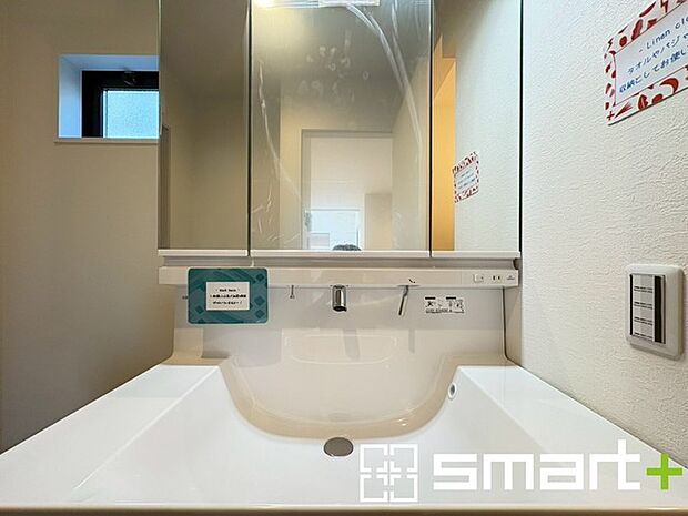 ~シャワー付き洗面台を採用~ ・洗面台の蛇口がホースで伸びシャワーとしてご利用可能。 ・朝の寝ぐせ直しなどにシャワーを使いたい時、洗面台の掃除をする際にも便利にお使いいただけますよ。