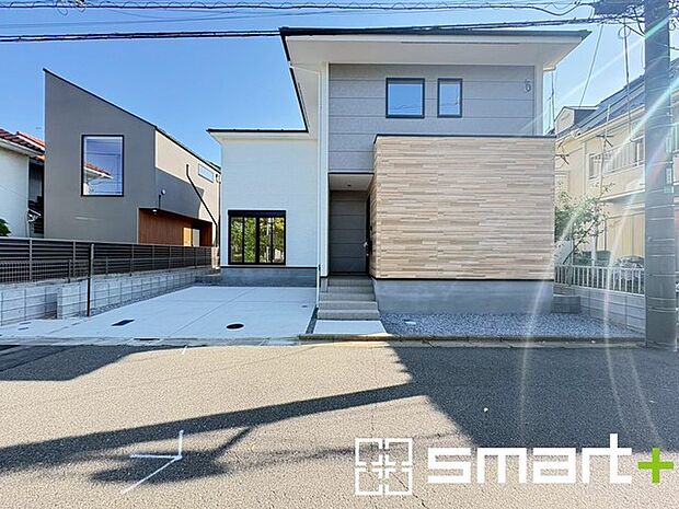 ~閑静な住宅街の立地~ ・周辺は閑静な住宅街となっておりますので、静かな暮らしをご実現いただけます。 ・前面道路の交通量も多くないので、小さなお子様がいるご家庭でもご安心ですね。