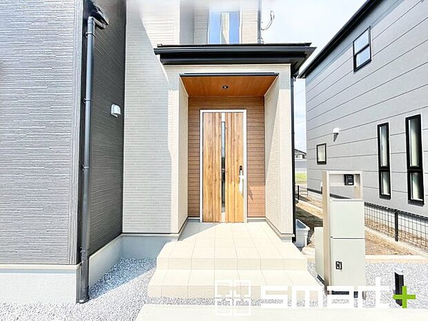 ～お住まいの顔「玄関」～ ・玄関ドアの上にはもちろん軒がございますので、雨の日でも濡れずに鍵の開閉が可能です。 ・鍵は防犯性に優れたディンプルキーを採用。 