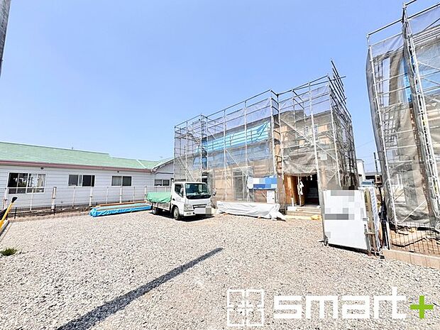 ~ベタ基礎でしっかりとした土台~ ・コンクリートの中に鉄筋を配し強度を高めた「ベタ基礎」を採用。 ・しっかりとした土台を造ったうえで、その上に建物が築造されていきます。