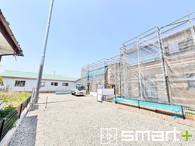 ～閑静な住宅街の立地～ ・周辺は閑静な住宅街となっておりますので、静かな暮らしをご実現いただけます。 ・前面道路の交通量も多くないので、小さなお子様がいるご家庭でもご安心ですね。 