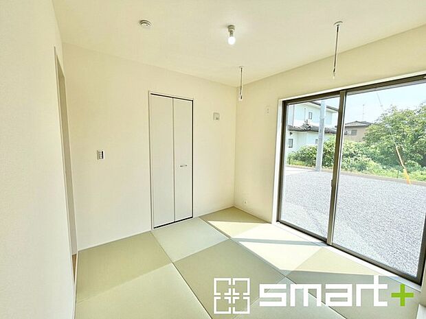 ～使い勝手の良い「和洋室」～ ・畳敷きに建具は洋風、というハイブリッド型の「和洋室」。和室と洋室の良い所を組み合わせたお部屋です。 ・やはり畳の香りは心が落ち着きますね。 
