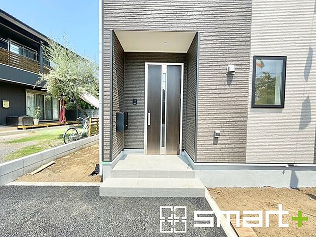 ~お住まいの顔「玄関」~ ・玄関ドアの上にはもちろん軒がございますので、雨の日でも濡れずに鍵の開閉が可能です。 ・鍵は防犯性に優れたディンプルキーを採用。