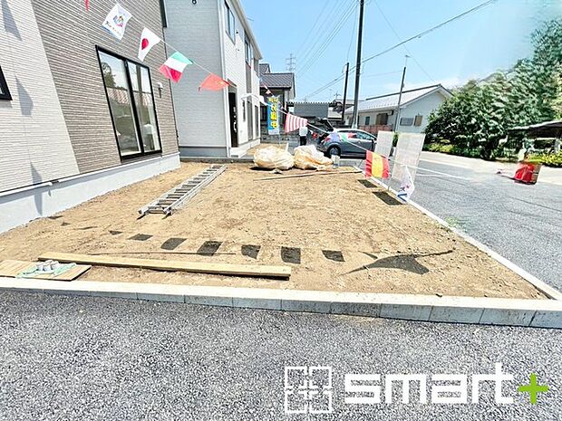 ～お庭もある余裕の敷地～ ・広々した敷地にはお庭もご用意。お庭があるだけで余裕を感じますね。 ・防草シートや人工芝の敷設などのオプションもお気軽にご相談くださいませ。 
