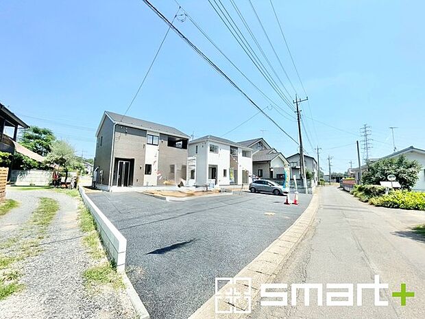 ~閑静な住宅街の立地~ ・周辺は閑静な住宅街となっておりますので、静かな暮らしをご実現いただけます。 ・前面道路の交通量も多くないので、小さなお子様がいるご家庭でもご安心ですね。