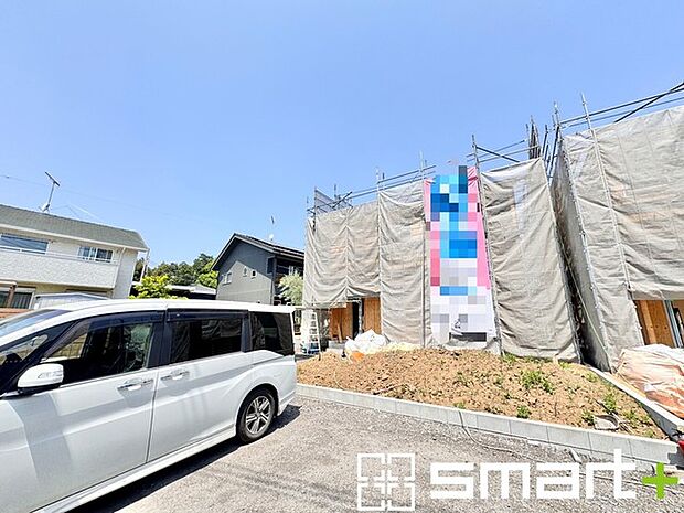 ~ベタ基礎でしっかりとした土台~ ・コンクリートの中に鉄筋を配し強度を高めた「ベタ基礎」を採用。 ・しっかりとした土台を造ったうえで、その上に建物が築造されていきます。