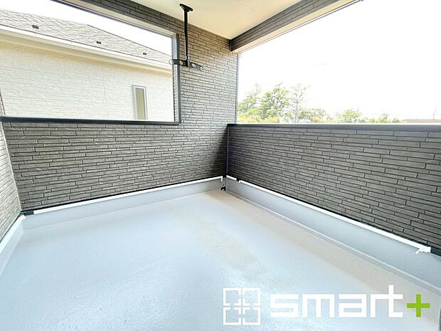 ~屋根付きのバルコニー~ ・バルコニーは屋根付きなので急な雨でも安心です。 ・奥行きもあるので洗濯物が干しやすいのも嬉しいポイントですね。