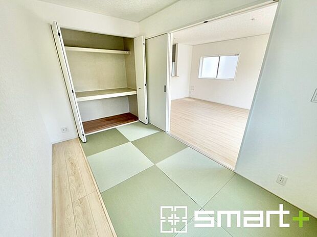 ~使い勝手の良い「和洋室」~ ・畳敷きに建具は洋風、というハイブリッド型の「和洋室」。和室と洋室の良い所を組み合わせたお部屋です。 ・やはり畳の香りは心が落ち着きますね。