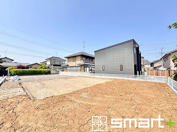 ～ベタ基礎でしっかりとした土台～ ・コンクリートの中に鉄筋を配し強度を高めた「ベタ基礎」を採用。 ・しっかりとした土台を造ったうえで、その上に建物が築造されていきます。 