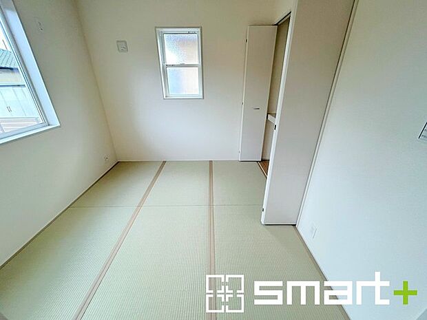 ～使い勝手の良い「和洋室」～ ・畳敷きに建具は洋風、というハイブリッド型の「和洋室」。和室と洋室の良い所を組み合わせたお部屋です。 ・やはり畳の香りは心が落ち着きますね。 