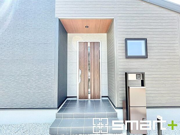 ~お住まいの顔「玄関」~ ・玄関ドアの上にはもちろん軒がございますので、雨の日でも濡れずに鍵の開閉が可能です。 ・鍵は防犯性に優れたディンプルキーを採用。