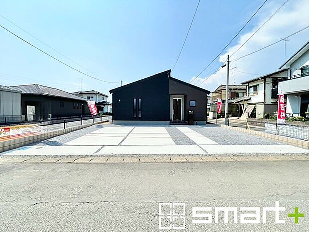 ～閑静な住宅街の立地～ ・周辺は閑静な住宅街となっておりますので、静かな暮らしをご実現いただけます。 ・前面道路の交通量も多くないので、小さなお子様がいるご家庭でもご安心ですね。 