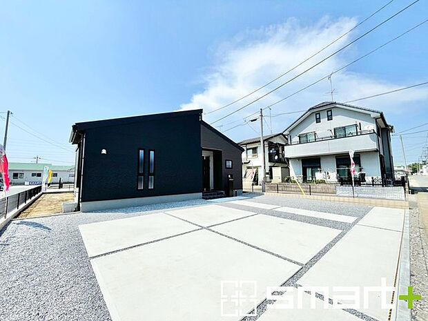 ~駐車場は4台分ご用意~ ・駐車場は4台分ございますので、車通勤の方や複数台お持ちの方にもお勧めのお住まいです。 ・ご来客の際も安心の余裕の敷地です。