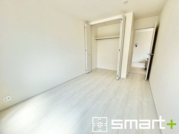 ~収納豊富な洋室~ ・各居室に備え付けの収納をご用意。タンスなどを置く場合と比べ出っ張らないので部屋の中を有効のご活用いただけます。 ・収納の広さなどぜひ現地でご確認くださいませ。