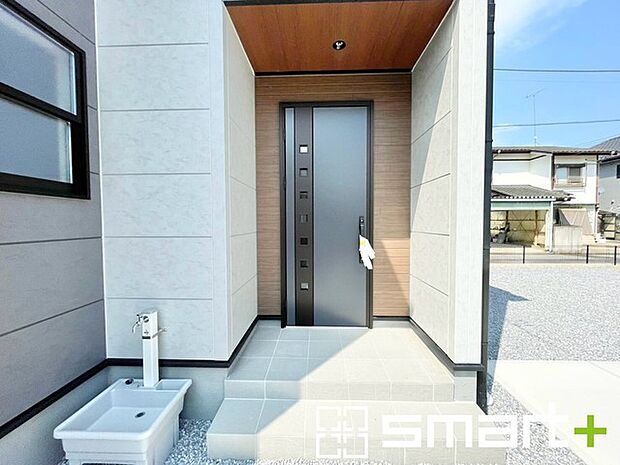 ~お住まいの顔「玄関」~ ・玄関ドアの上にはもちろん軒がございますので、雨の日でも濡れずに鍵の開閉が可能です。 ・鍵は防犯性に優れたディンプルキーを採用。