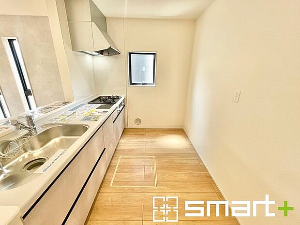 ~使い勝手の良いシステムキッチン~ ・料理がしやすい設計のキッチンでお料理もはかどりますね。 ・もちろんキッチン下部は収納になっておりますので、フライパンなども収納可能です。