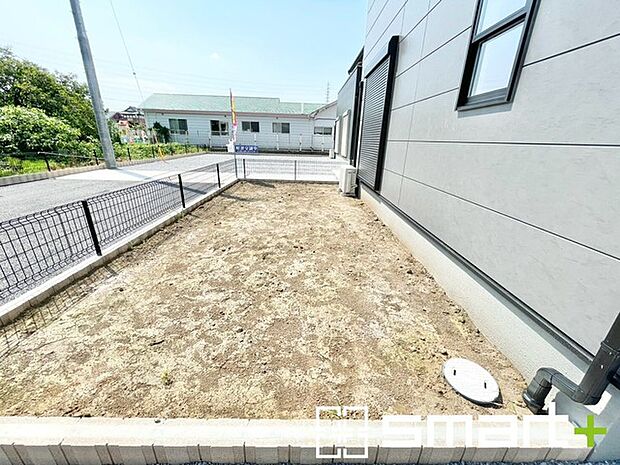 ~お庭もある余裕の敷地~ ・広々した敷地にはお庭もご用意。お庭があるだけで余裕を感じますね。 ・防草シートや人工芝の敷設などのオプションもお気軽にご相談くださいませ。