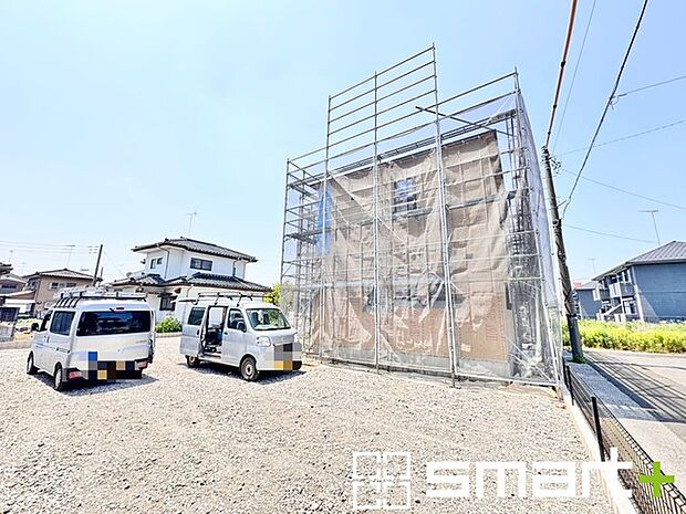 ~ベタ基礎でしっかりとした土台~ ・コンクリートの中に鉄筋を配し強度を高めた「ベタ基礎」を採用。 ・しっかりとした土台を造ったうえで、その上に建物が築造されていきます。