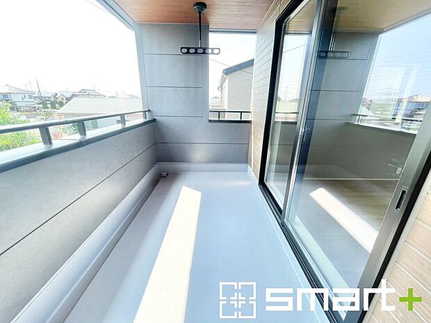 ~屋根付きのバルコニー~ ・バルコニーは屋根付きなので急な雨でも安心です。 ・奥行きもあるので洗濯物が干しやすいのも嬉しいポイントですね。