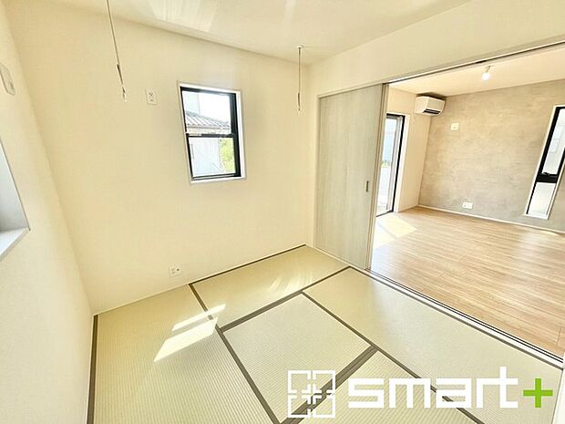 ~使い勝手の良い「和洋室」~ ・畳敷きに建具は洋風、というハイブリッド型の「和洋室」。和室と洋室の良い所を組み合わせたお部屋です。 ・やはり畳の香りは心が落ち着きますね。