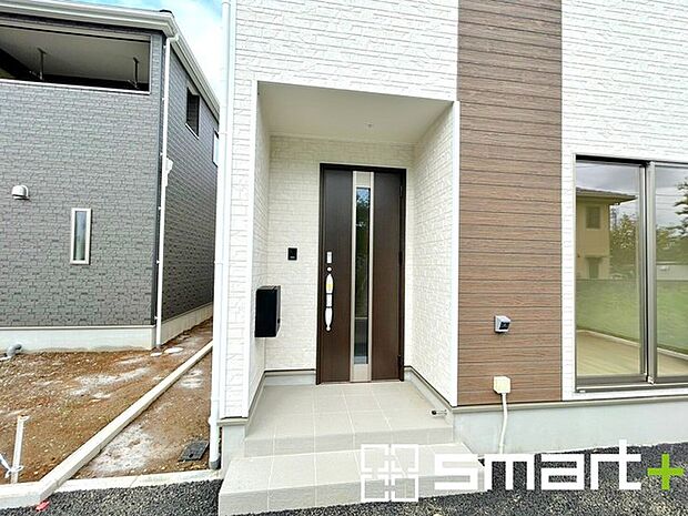 ~お住まいの顔「玄関」~ ・玄関ドアの上にはもちろん軒がございますので、雨の日でも濡れずに鍵の開閉が可能です。 ・鍵は防犯性に優れたディンプルキーを採用。