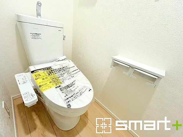 ~やはり便利なタンク式トイレ~ ・最近はタンクレストイレもございますが、タンク式の場合は停電時もお水を流すことが可能。 ・故障時なども比較的費用が安くなるなど、メリットが多くなります。
