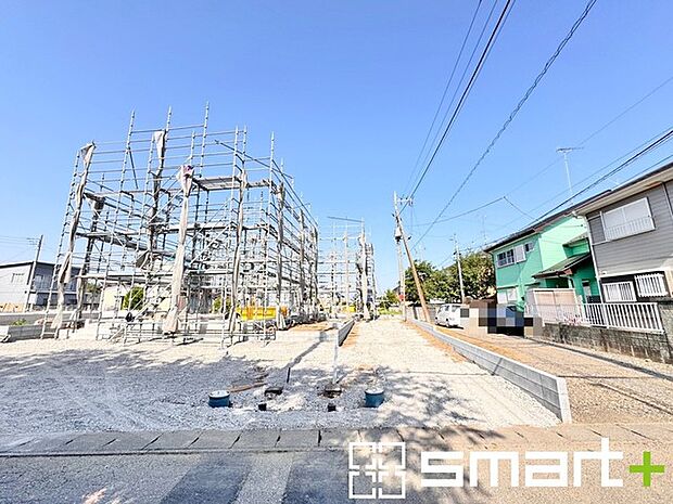 ～十分な広さのある前面道路～ ・前面道路は約4ｍございますので、お車でのすれ違いも可能で余計なストレスがかかりません。 ・日々お車での移動が多い方には大切なポイントですね。 