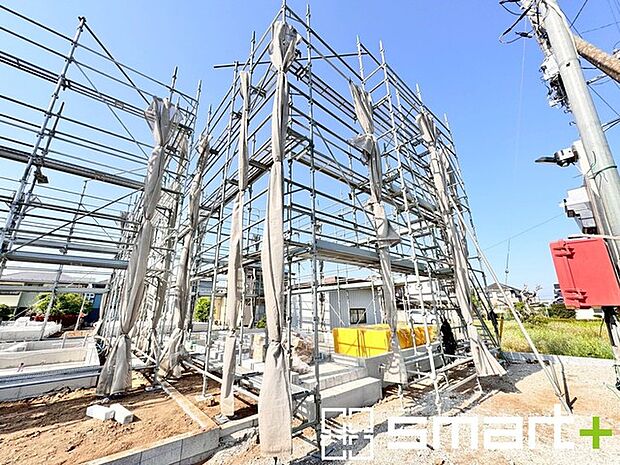 ～ベタ基礎でしっかりとした土台～ ・コンクリートの中に鉄筋を配し強度を高めた「ベタ基礎」を採用。 ・しっかりとした土台を造ったうえで、その上に建物が築造されていきます。 