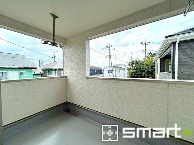 ~屋根付きのバルコニー~ ・バルコニーは屋根付きなので急な雨でも安心です。 ・奥行きもあるので洗濯物が干しやすいのも嬉しいポイントですね。