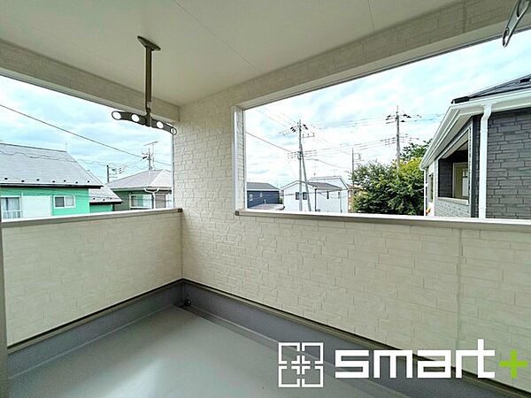 ～屋根付きのバルコニー～ ・バルコニーは屋根付きなので急な雨でも安心です。 ・奥行きもあるので洗濯物が干しやすいのも嬉しいポイントですね。