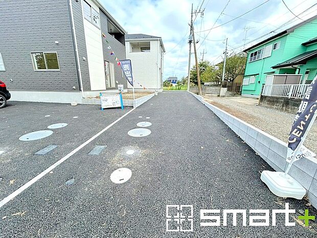 ~ゆとりあるカースペース~ ・セカンドカーや来客時にも困らないカースペース2台分。物置や駐輪スペースなどにも利用できますね。 ・カーポートなどのオプションもお気軽にご相談くださいませ。
